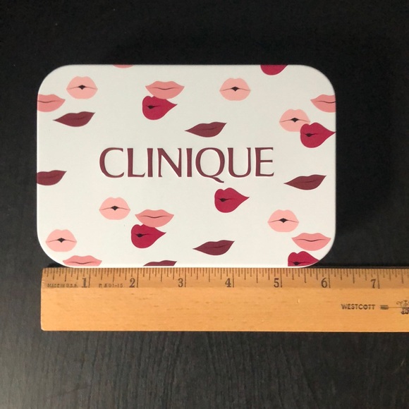 Clinique Metal Tin with Lip Design - Picture 3 of 6
